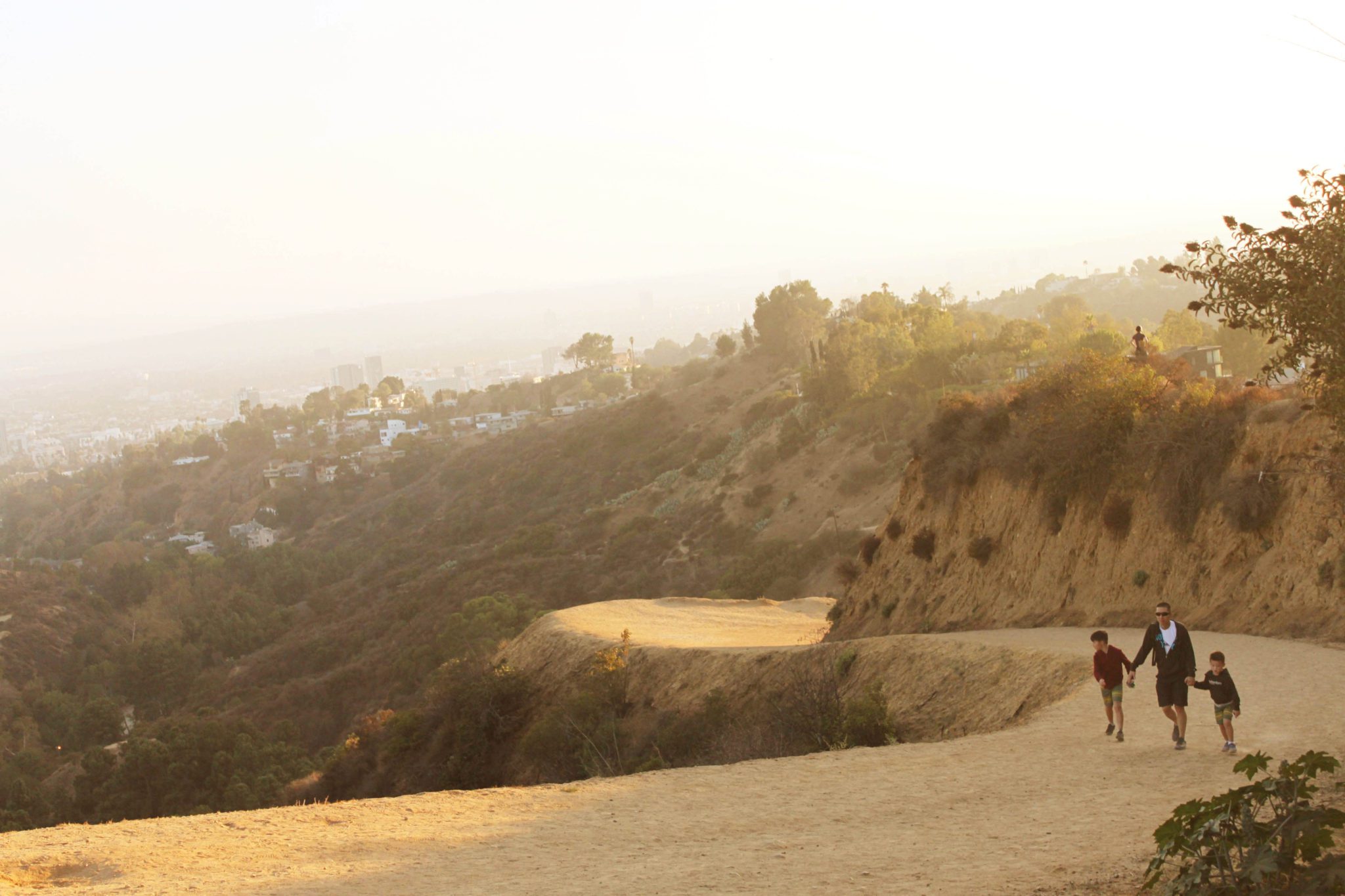 Tips for hiking to the Hollywood Sign | 13 awesome things to do in  LA with kids #hollywoodsignhike #california #LA #simplywander