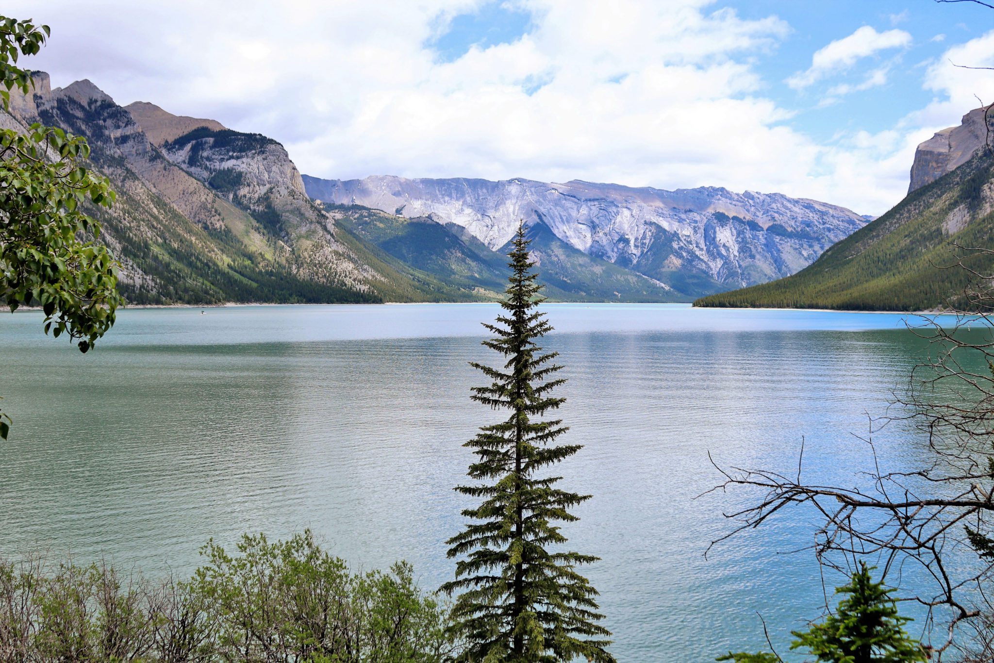  Banff Photography Guide: 15 Amazing Spots to take Photos in Banff | Lake Minnewaka #banff #canada #simplywander #lakeminnewaka