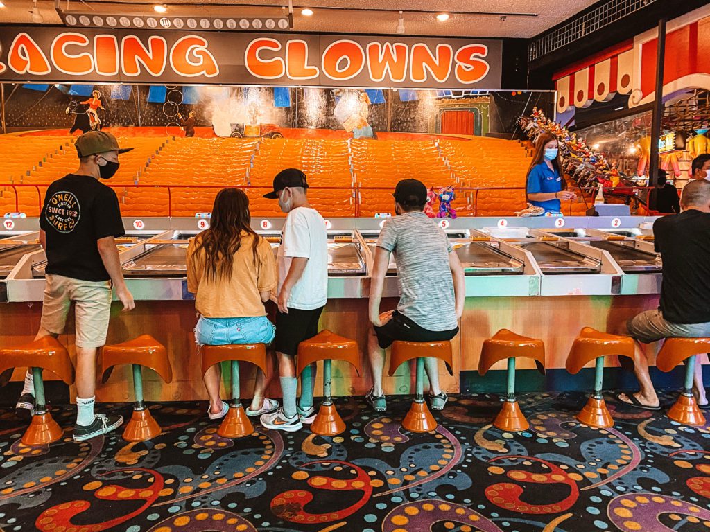 Family friendly guide to Las Vegas | Best things to do in Vegas with kids both on and off the strip #lasvegas #nevada #simplywander #circuscircus