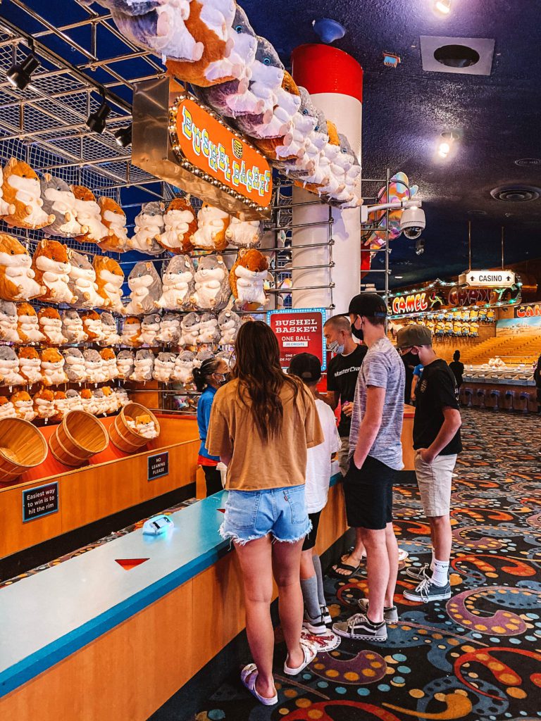 Family friendly guide to Las Vegas | Best things to do in Vegas with kids both on and off the strip #lasvegas #nevada #simplywander #circuscircus