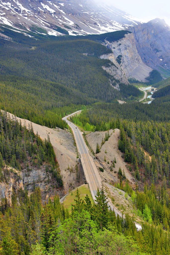 The Big Bend is an incredible viewpoint over the Columbia Icefields Parkway in Jasper National Park | Banff Photography Guide: 15 Amazing Spots to take Photos in Banff #jaspernationalpark #canada #simplywander #columbiaicefieldsparkway #thebigbend