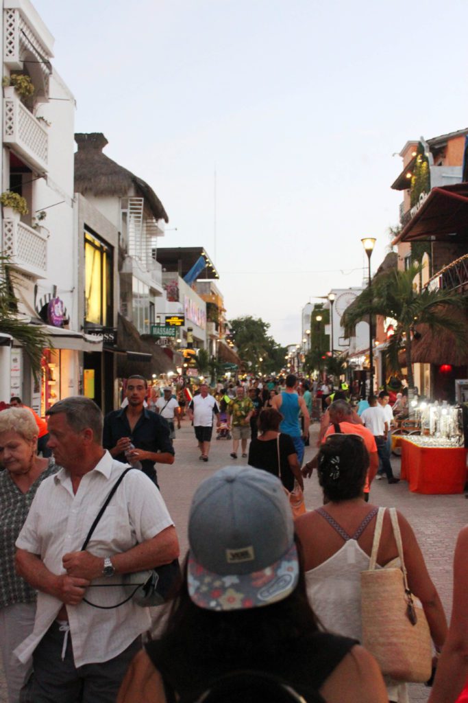 Stroll down the iconic La Quinta Avenida- Top 7 Playa del Carmen activities #playadelcarmen #mexico #simplywander