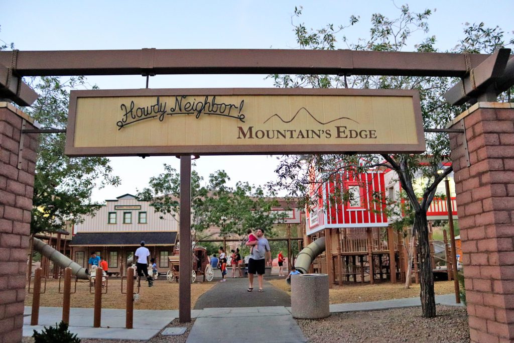 Where to find this awesome park off the Las Vegas strip | Discover the best family activities off the Las Vegas strip | Family friendly guide to Las Vegas | Mountain's Edge Park #lasvegas #nevada #mountanisedgepark #simplywander 