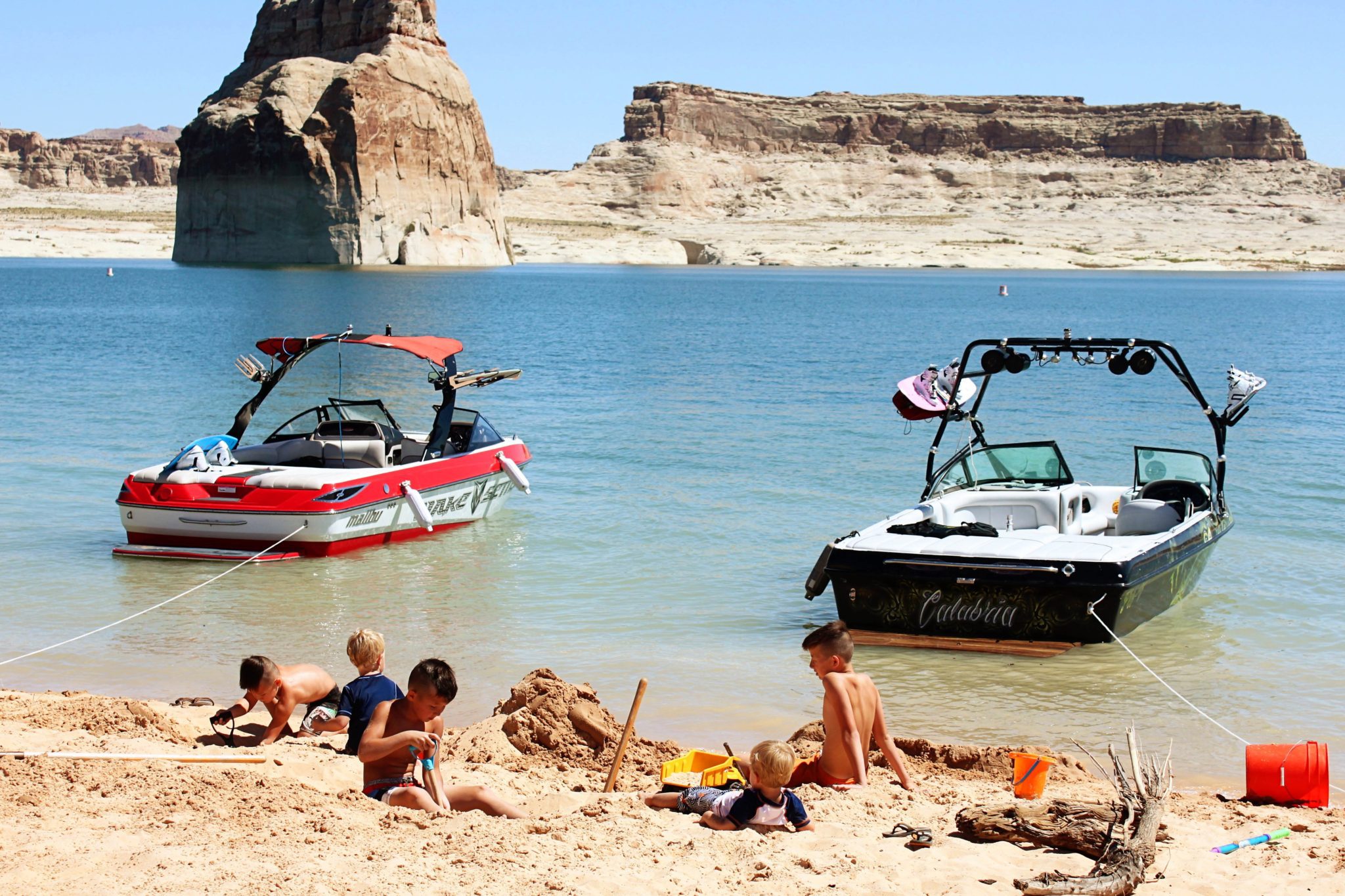 Where to stay at Lake Powell and tips for camping at Lone Rock Beach- First time guide to Lake Powell #lakepowell #utah #arizona #boating #simplywander