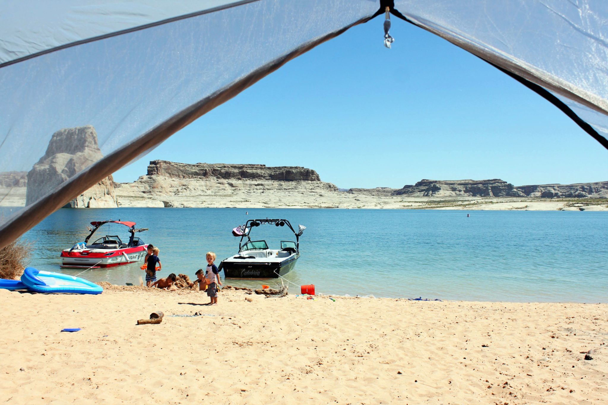 Where to stay at Lake Powell and tips for camping at Lone Rock Beach #lakepowell #utah #arizona #boating #simplywander