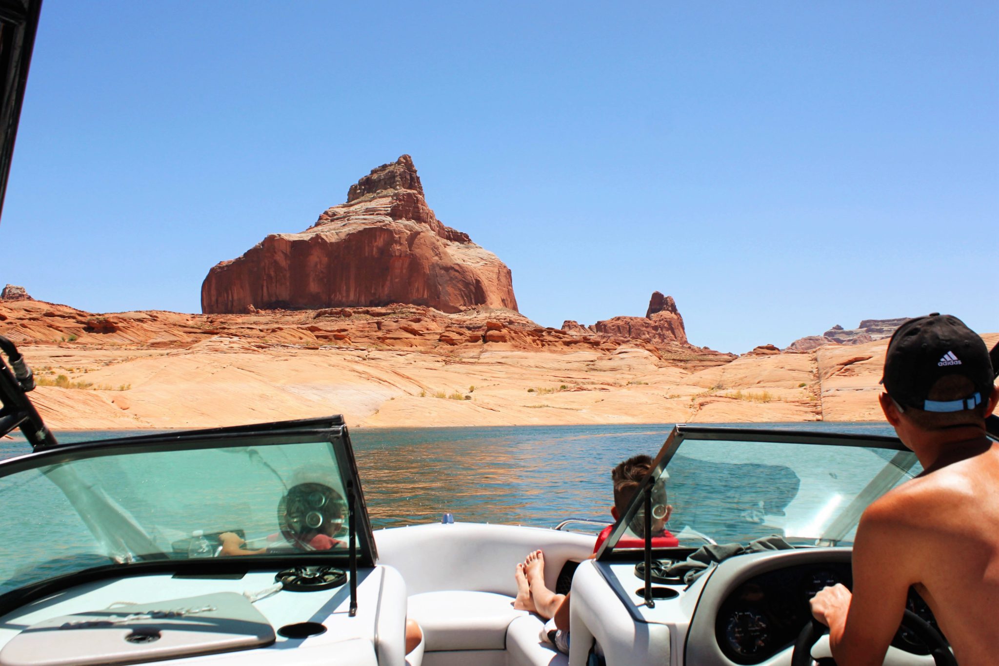 How to get to the Labyrinth Slot Canyons at Lake Powell- Lake Powell boating guide #lakepowell #arizona #utah #boating #simplywander
