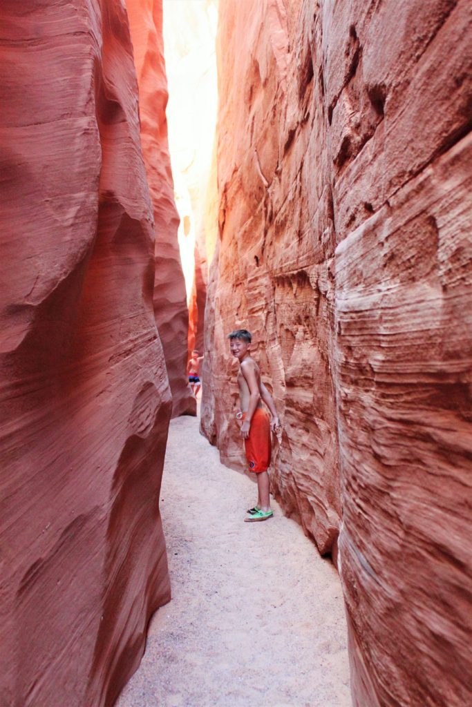 How to get to the Labyrinth Slot Canyons at Lake Powell- Lake Powell boating guide #lakepowell #arizona #utah #boating #simplywander
