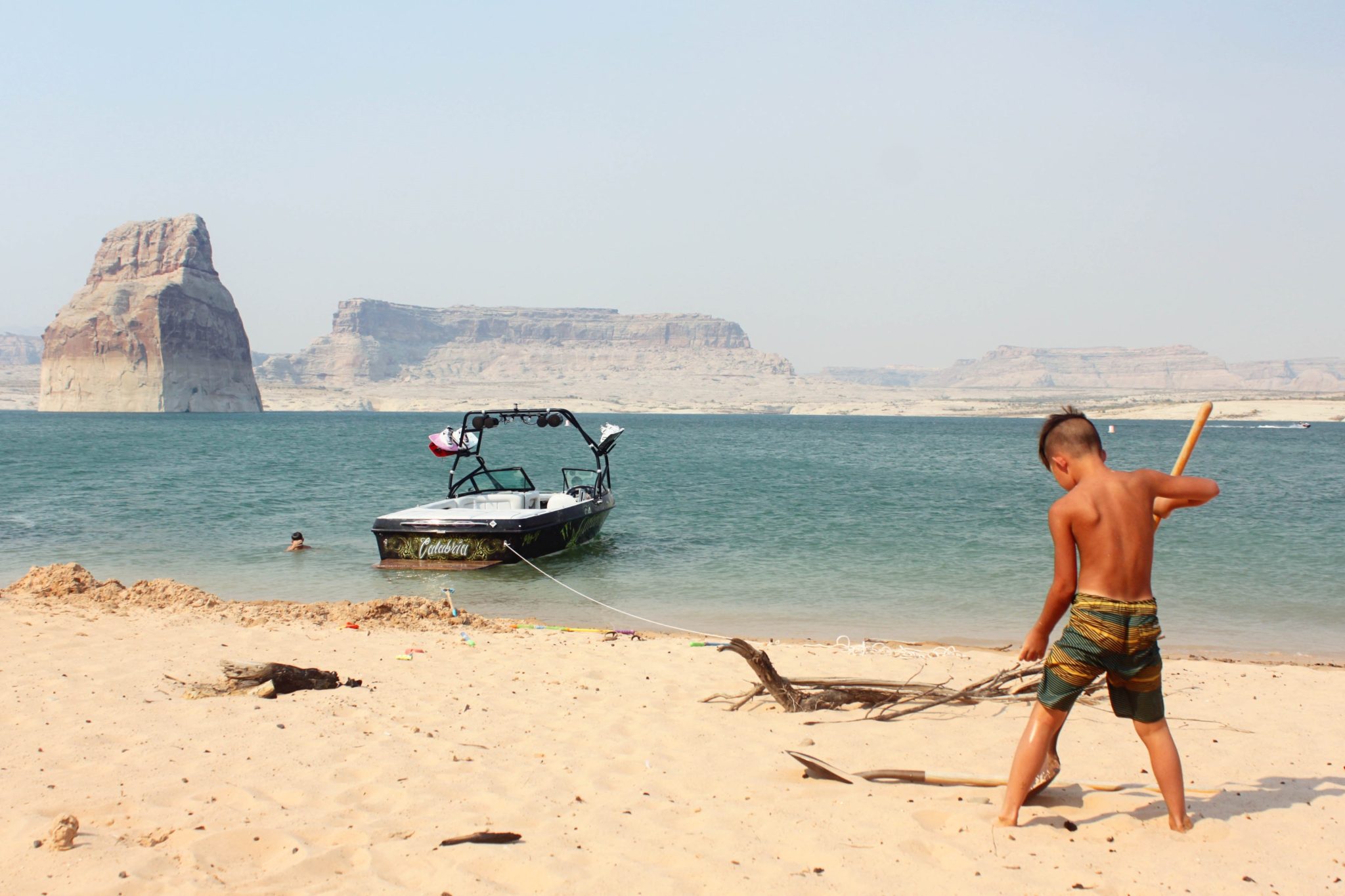 Where to stay at Lake Powell and tips for camping at Lone Rock Beach #lakepowell #utah #arizona #boating #simplywander