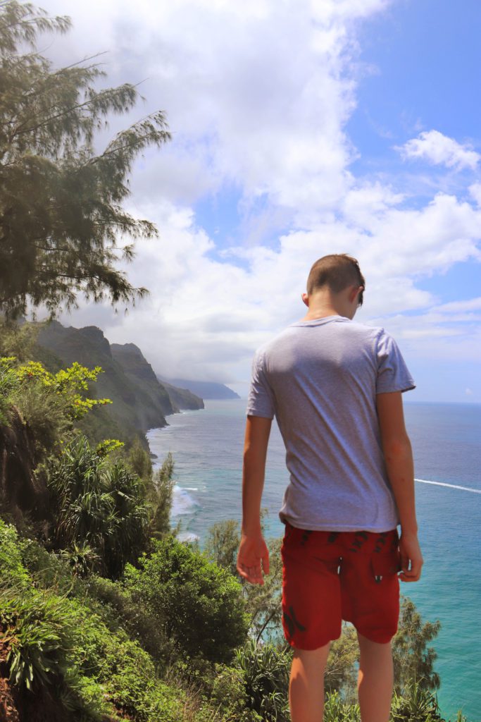 8 of the best hikes in Kauai with kids | Kalalau Trail #simplywander #kauai #hawaii #kalalautrail