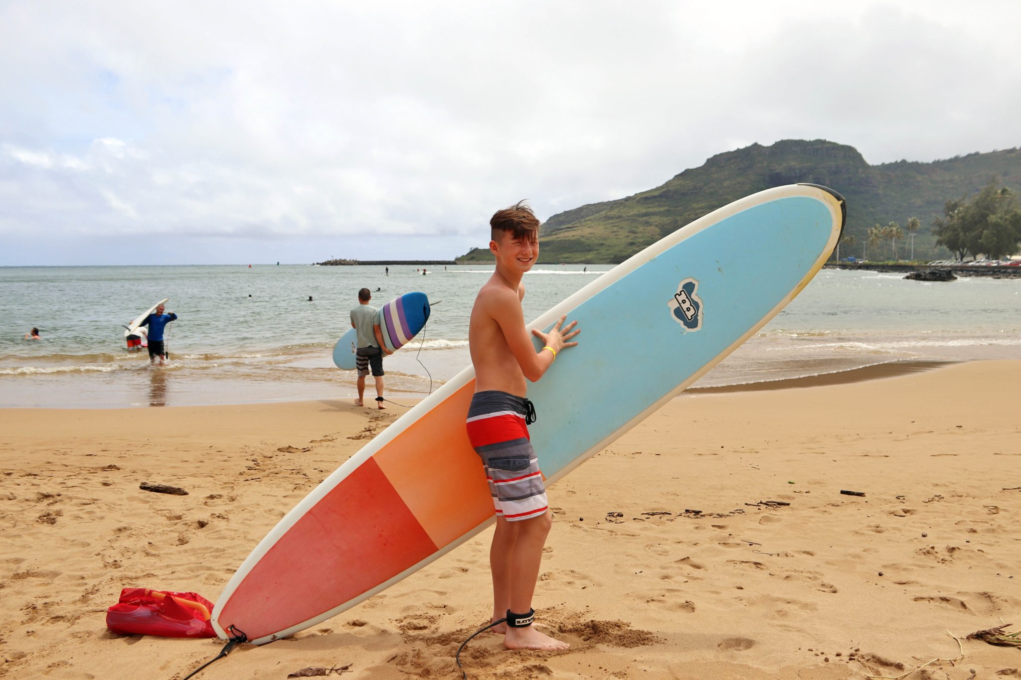 Kalapaki beach is one of the best surf beaches for beginners in Kauai #kauai #hawaii #simplywander