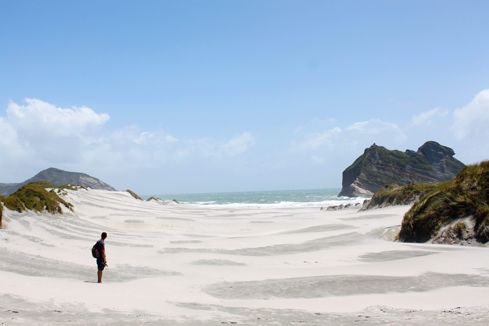 Wharariki Beach is one of the most beautiful beaches in New Zealand | 10 Must see locations at Golden Bay New Zealand #goldenbay #newzealand #whararikibeach #simplywander
