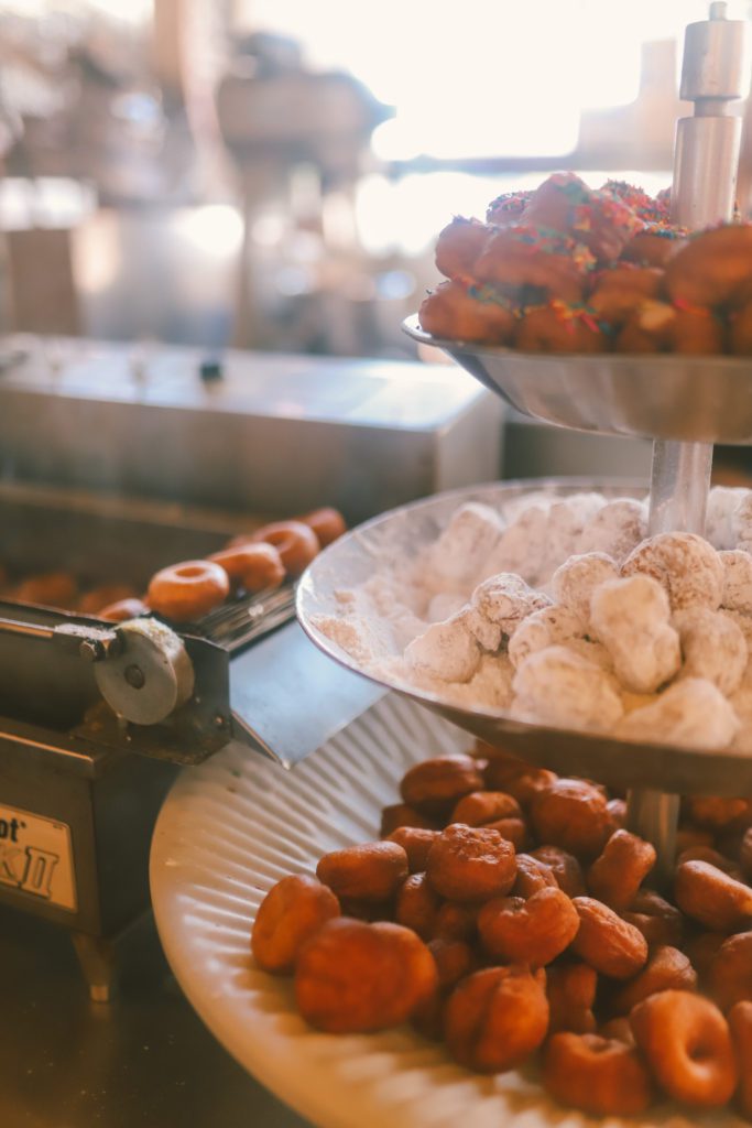Fun Things to Do in Seattle With Kids | Pike Place Market Daily Dozen Donuts #simplywander