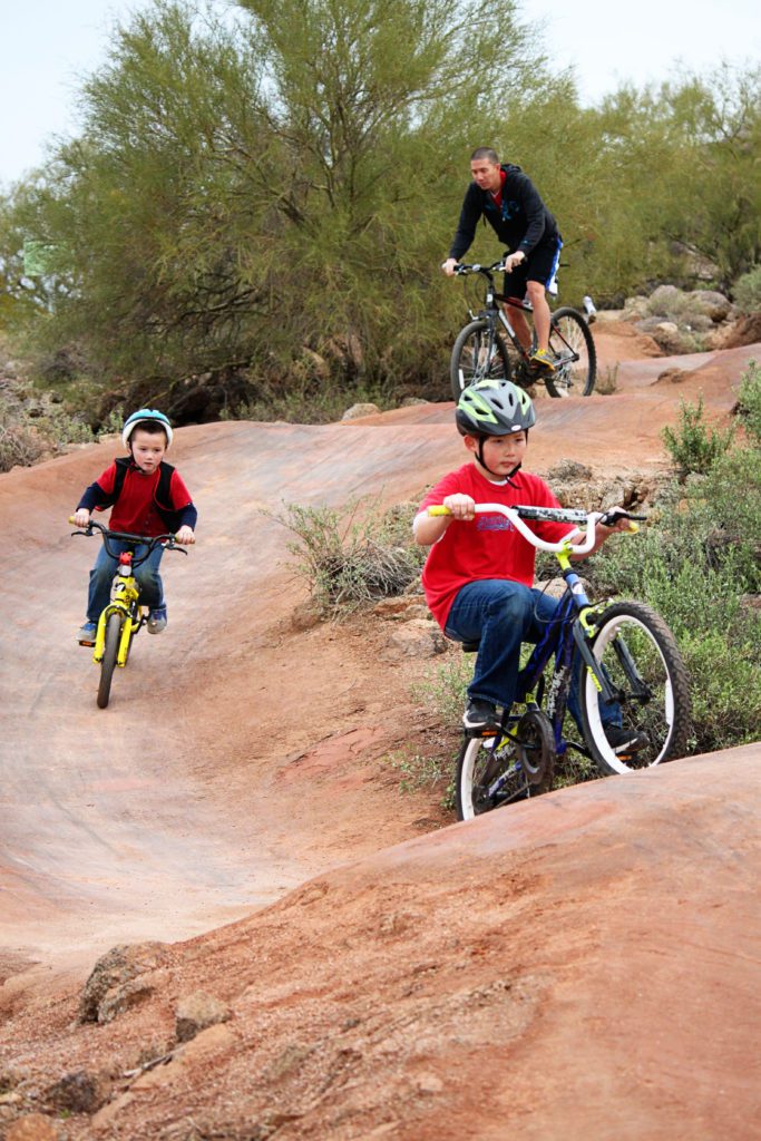 Best kid friendly bike parks and bike paths in the Phoenix East Valley- 101 East Valley and Phoenix Kids activities #phoenix #arizona #deserttrails