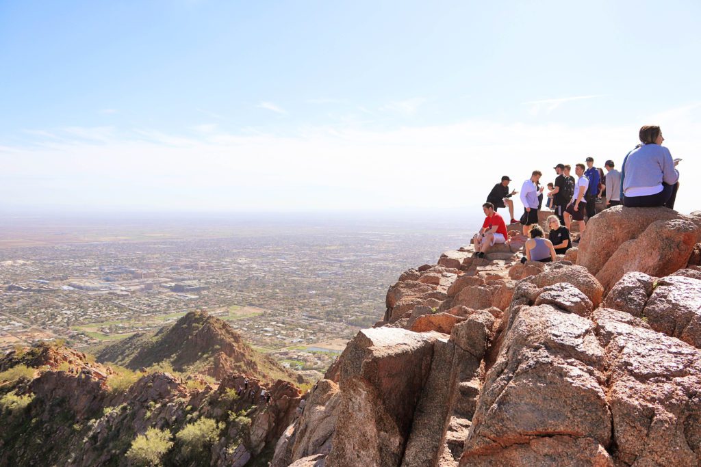 Hiking Camelback | What to do in Scottsdale on a girl's weekend #scottsdale #arizona #camelback #simplywander