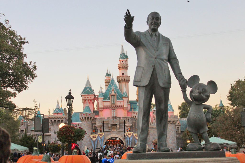 Tips and tricks for visiting Disneyland with Kids | 9 Fun things to do in Orange County with kids #orangecounty #california #disneyland #simplywander