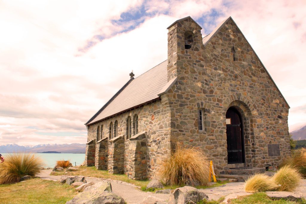The Church of the Good Shepard is the most photographed church in New Zealand | Summer tubing at Lake Tekapo | 8 Things to do at Lake Tekapo #newzeland #laketekapo #simplywander