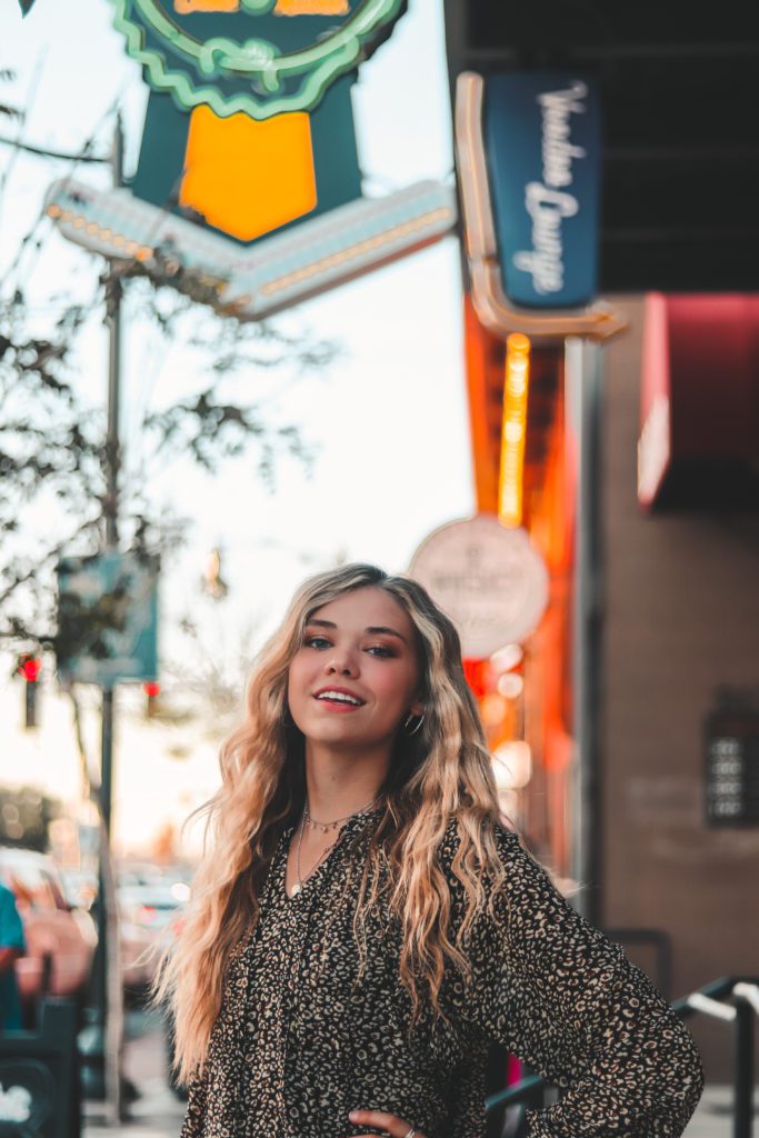 Best photoshoot locations in the Phoenix East Valley | Downtown Gilbert photoshoot #simplywander #downtowngilbert #photoshoot