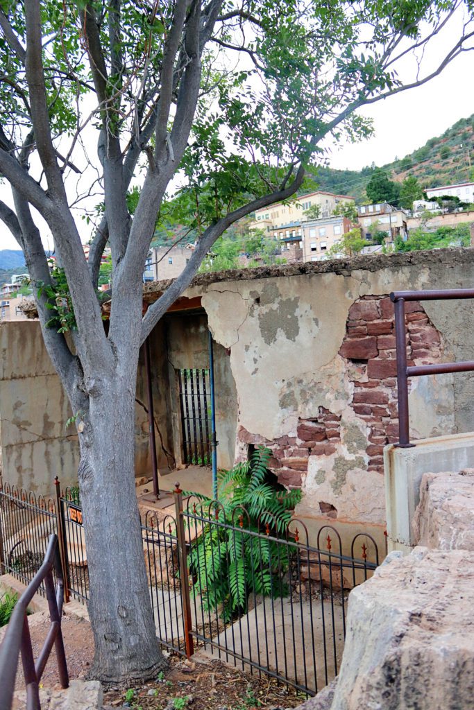 Jerome's sliding jail slid over 200 feet onto one of the town's main streets | First time guide to visiting Jerome ghost town #jerome #arizona #slidingjail #simplywander