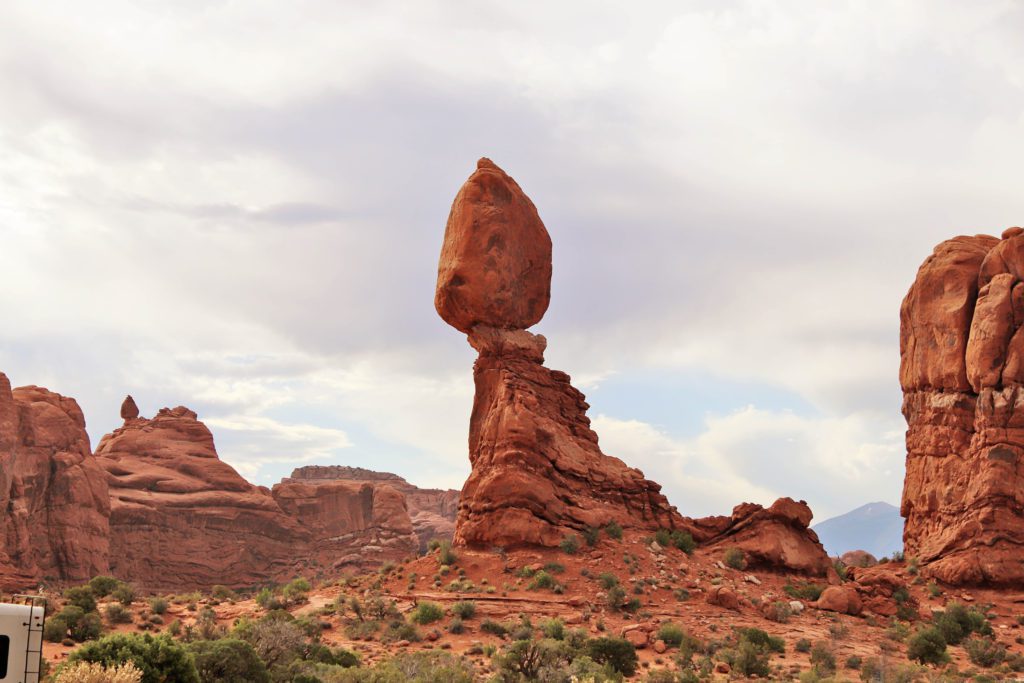 Two of the best hikes in Arches National Park | Balanced Rock hike #arches #nationalpark #utah #simplywander