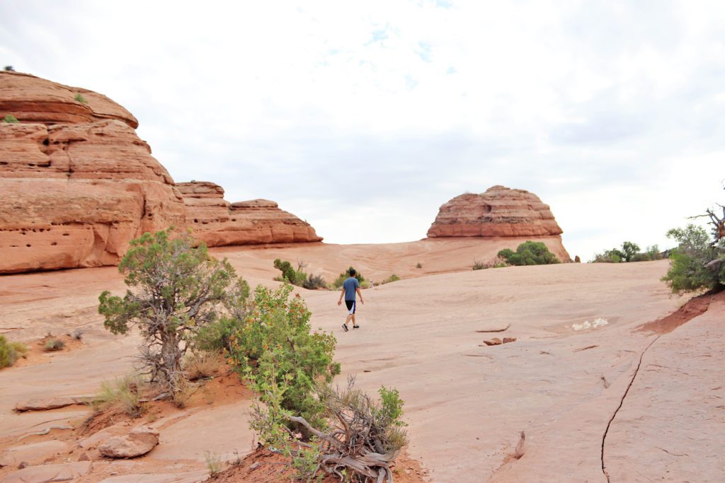 Two of the best hikes in Arches National Park | Delicate Arch hike #arches #nationalpark #delicatearch #utah #simplywander