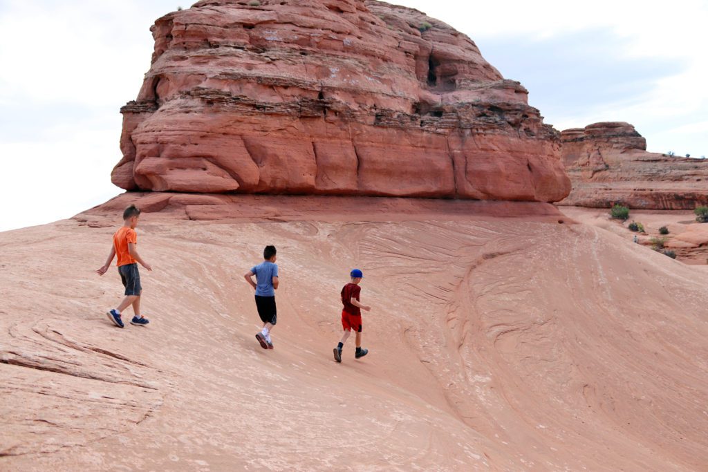 Two of the best hikes in Arches National Park | Delicate Arch hike #arches #nationalpark #delicatearch #utah #simplywander
