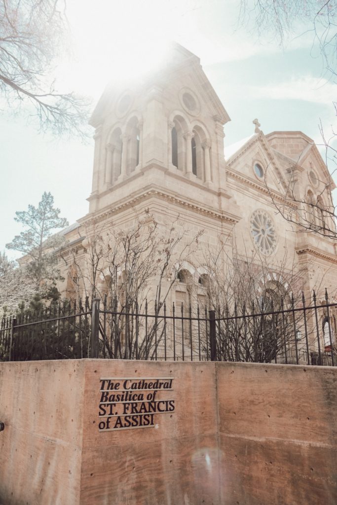 Discover what makes this Santa Fe church so special | 5 Awesome things to do in Santa Fe with kids #santafe #newmexico #saintfrancisbasilica #simplywander