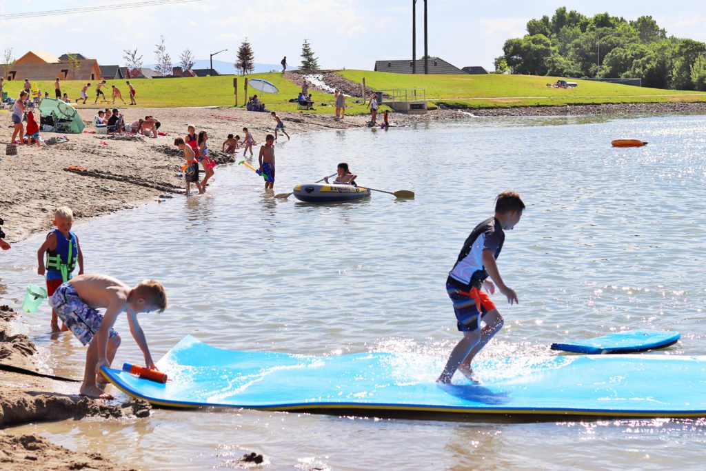 Where to find this fun beach in Utah | Awesome things to do in Utah County with Kids #utah #bartholomewfamilypark #simplywander
