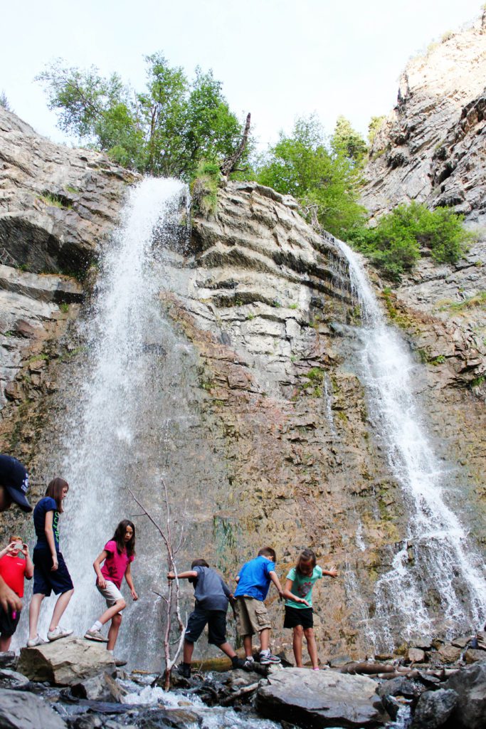 This easy hike in Utah County leads to an awesome waterfall | Awesome things to do in Utah County with Kids #utah #battlecreekfalls #simplywander