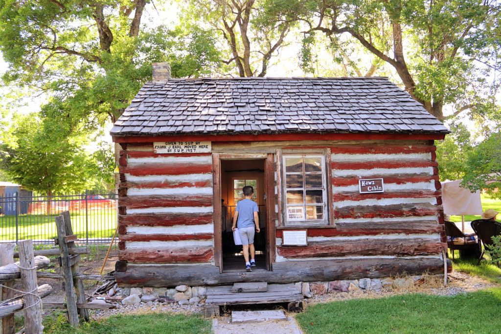 11 Fun Things to do in Utah County with Kids | Provo Pioneer Village #simplywander #provopioneervillage #utahcounty