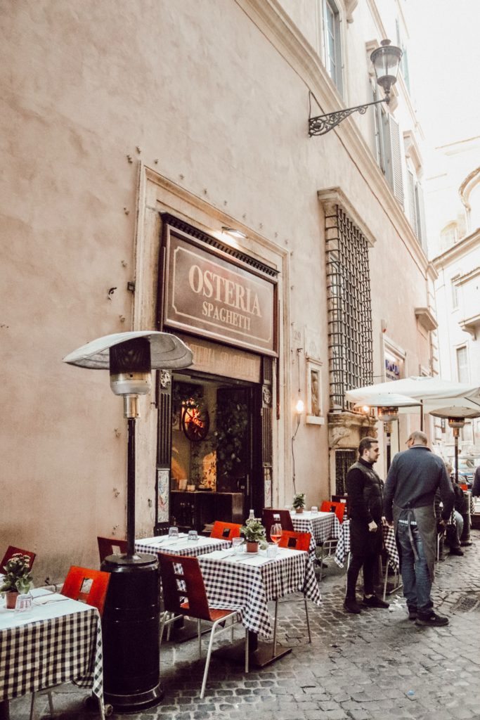 Take this easy self-guided walking tour of Rome #rome #italy #simplywander