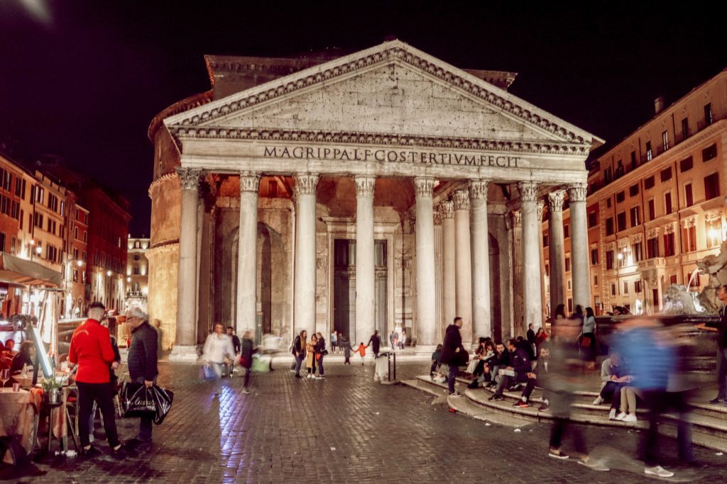 Interesting facts about the Pantheon | Take this easy self-guided walking tour of Rome #rome #italy #pantheon #simplywander