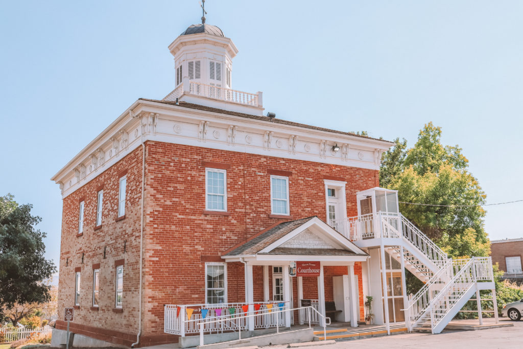 9 Awesome things to do in St George Utah with kids | Pioneer Courthouse #simplywander #stgeorge #utah #pioneercourthouse