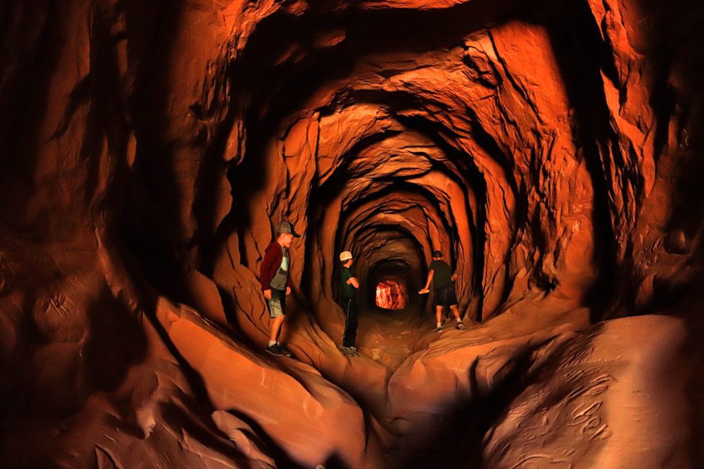 4 Reasons Kanab is Southern Utah's Best Kept Secret | Belly of the Dragon Tunnel #simplywander #kanab #southernutah #bellyofthedragon