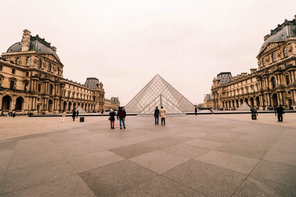 Paris in 4 Days: The ambitious traveler's guide to Paris | The Louvre #simplywander #paris #louvre