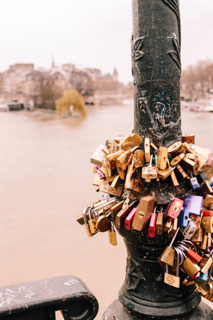 Paris in 4 Days: The ambitious traveler's guide to Paris | Pont de Arts #simplywander #paris #pontdesarts