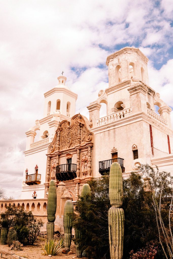 Best things to do in Tucson with kids | San Xavier del Bac Mission #tucson #arizona #sanxavierdelbac #simplywander