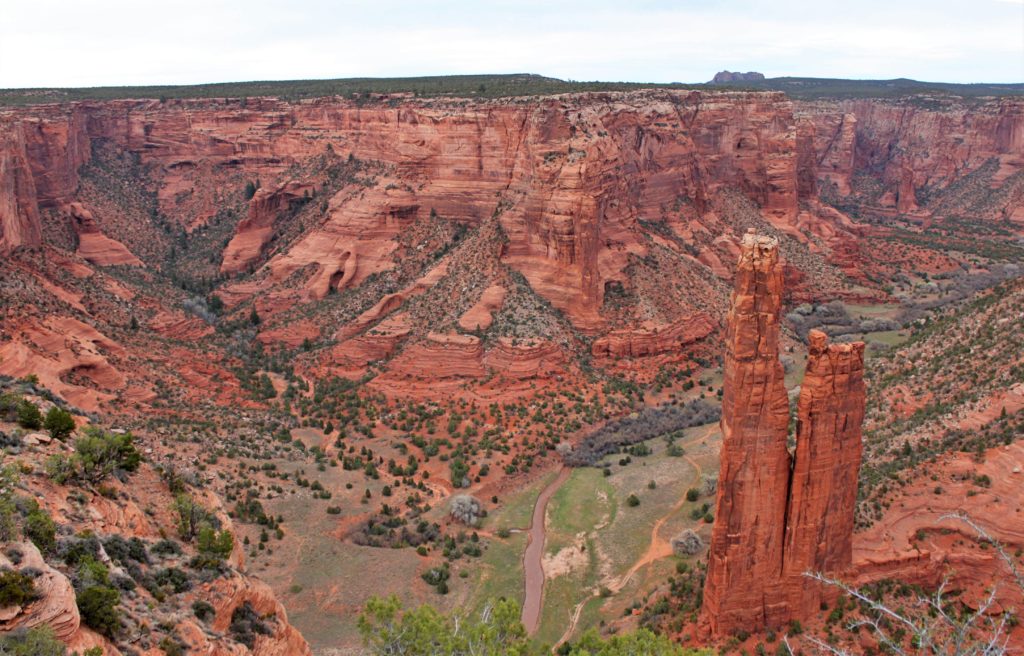 Discover Arizona's Discreet Canyon de Chelly National Monument | Spider Rock #simplywander #canyondechelly #arizona #spiderrock