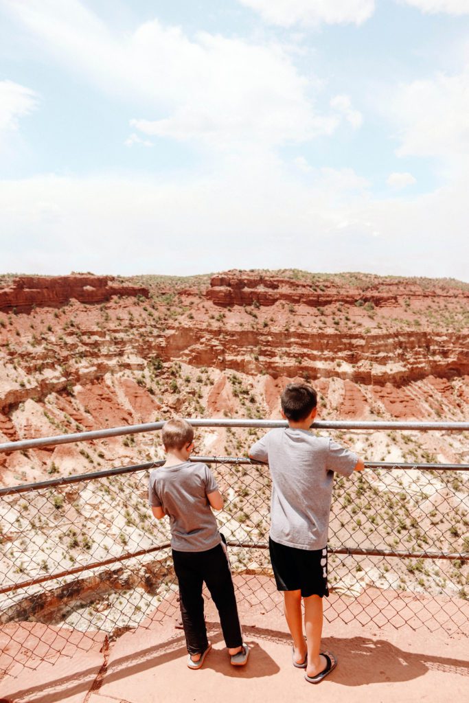 How to spend a dreamy weekend in Capitol Reef National Park | Goosenecks Overlook #simplywander #capitolreef #utah #goosenecksoverlook
