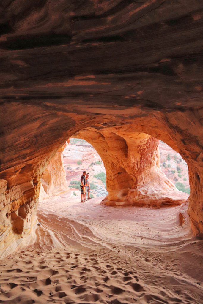 A Kanab Utah Guide for Families | Moqui Sand Cave #simplywander #kanab #utah #moquicave