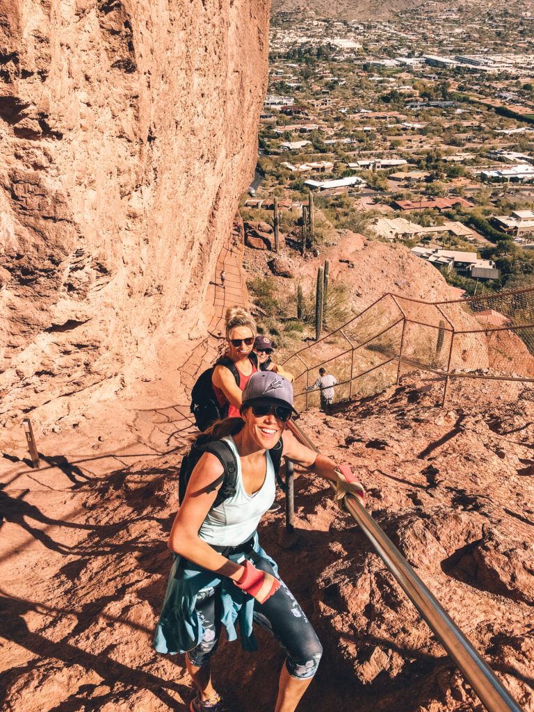 7 Awesome Hikes in Phoenix Arizona | Camelback Mountain Echo Canyon Trail #simplywander #phoenixhikes #camelbackmountain #echocanyontrail