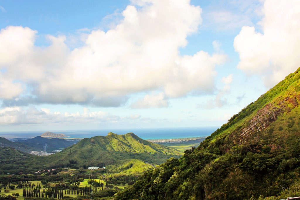 10 Unforgettable Things to do in Oahu with Kids | Nuuanu Pali Lookout #simplywander #oahu #hawaii #nuuanupalilookout