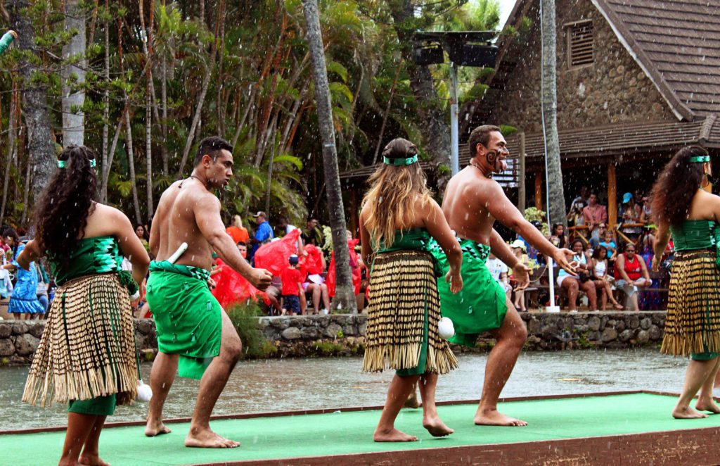 10 Unforgettable Things to do in Oahu with Kids | Polynesian Cultural Center #simplywander #oahu #hawaii #polynesianculturalcenter