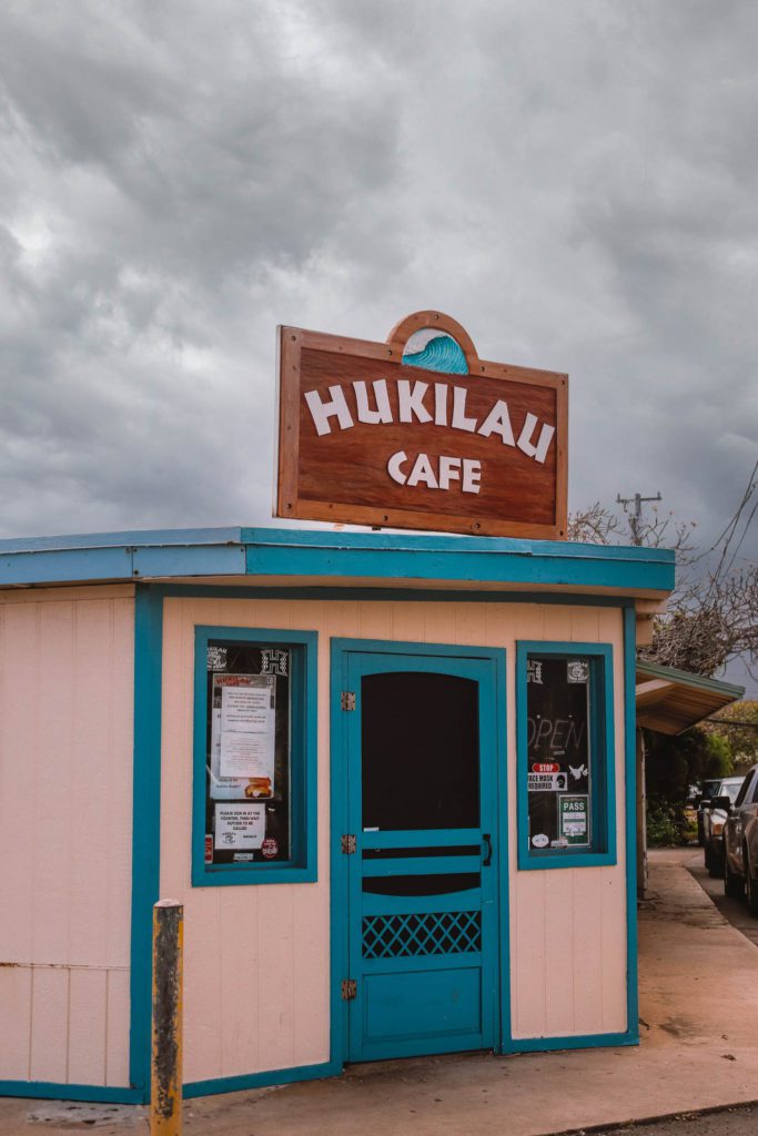 12 Best Places to Eat in Oahu Hawaii | Hukilau Cafe #simplywander #oahu #hawaii #hukilaucafe