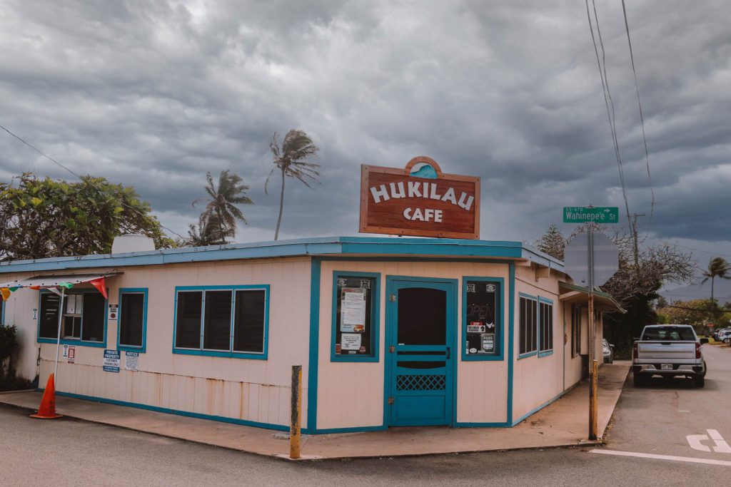 12 Best Places to Eat in Oahu Hawaii | Hukilau Cafe #simplywander #oahu #hawaii #hukilaucafe