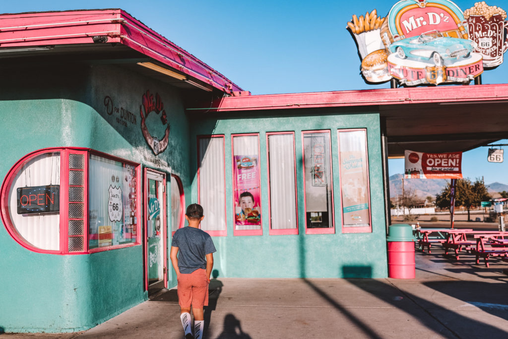 7 Fun Things to do in Kingman AZ | Mr D'z Route 66 Diner #simplywander #kingman #arizona #route66