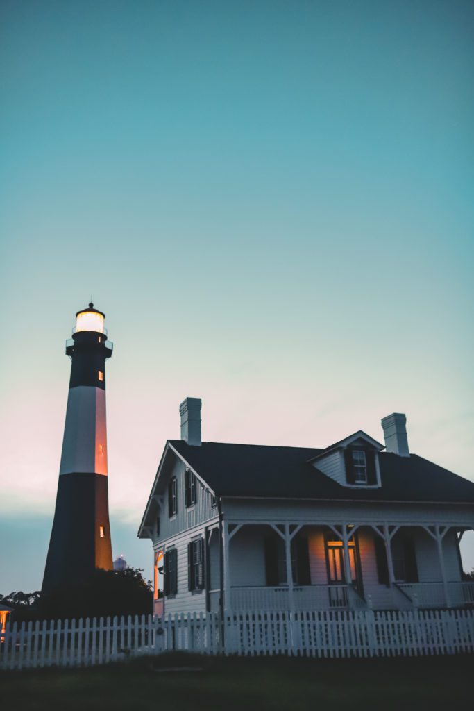 12 Fun Things to do in Savannah for an Unforgettable Girls Trip | Tybee Island Lighthouse #savannah #georgia #simplywander #tybeeisland