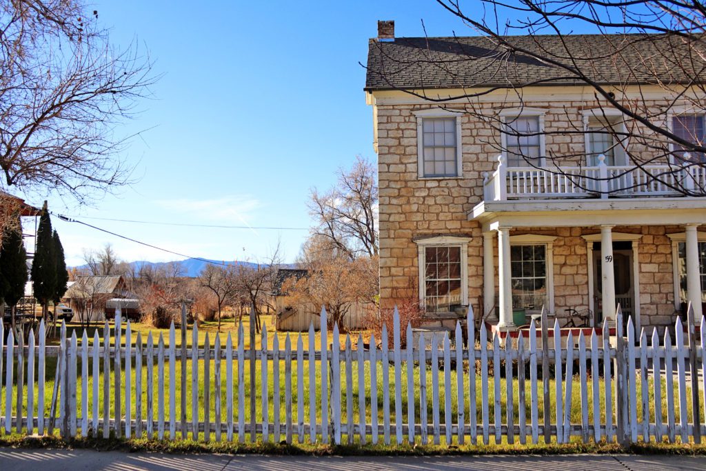 Spring City: Visit the cutest town in Utah | Historic homes tour #simplywander #springcity #utah