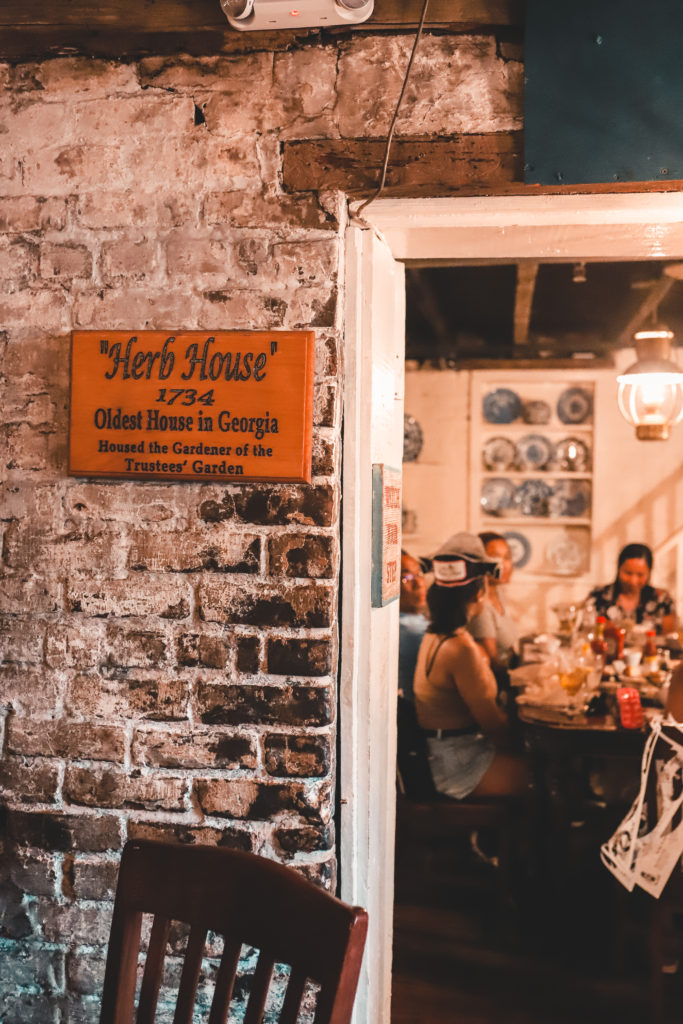 8 of the best places to eat in Savannah Georgia | The Pirates' House #simplywander #savannah #georgia #thepirateshouse