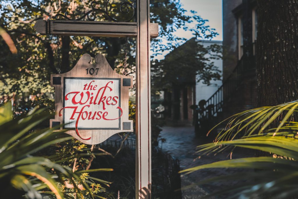 8 of the best places to eat in Savannah Georgia | Mrs. Wilkes Dining Room #simplywander #savannah #georgia #mrswilkes