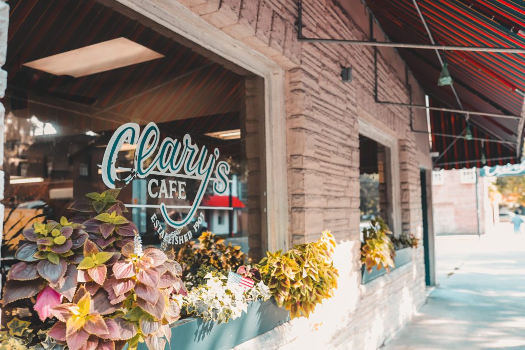 8 of the best places to eat in Savannah Georgia | Clary's Cafe #simplywander #savannah #georgia #claryscafe